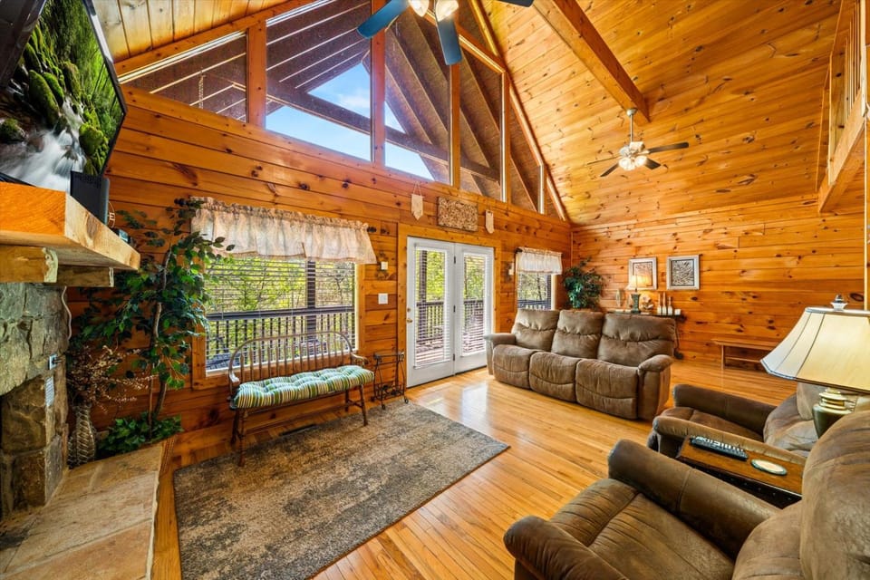 Smoky Mountain Getaway Leave the World Behind Chalet in Pigeon Forge