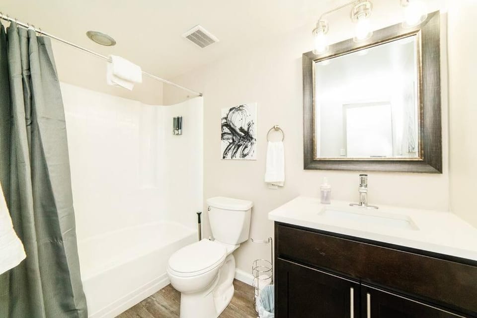 Shower, Toilet, Bathroom, Bath, towels