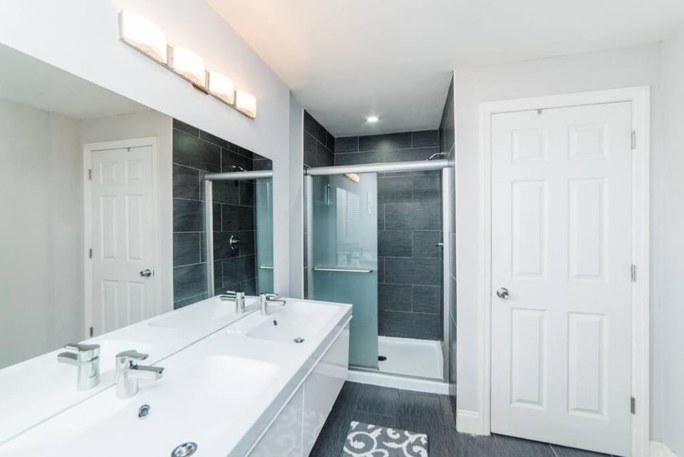 Shower, Toilet, Bathroom, towels