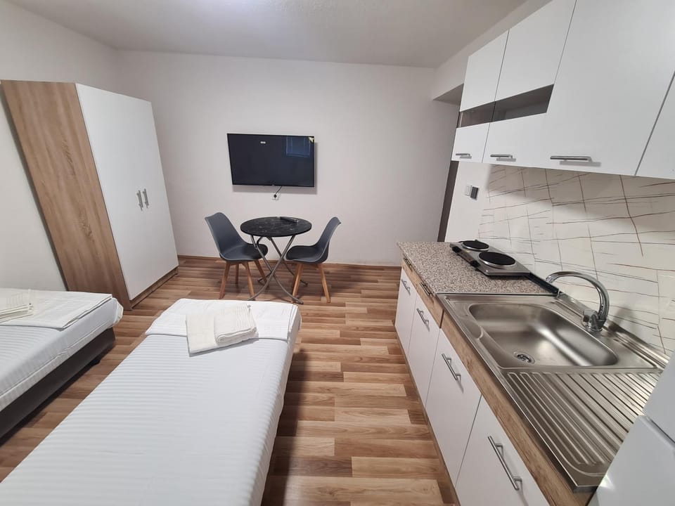 Bed, TV and multimedia, Kitchen or kitchenette, Seating area, Dining area