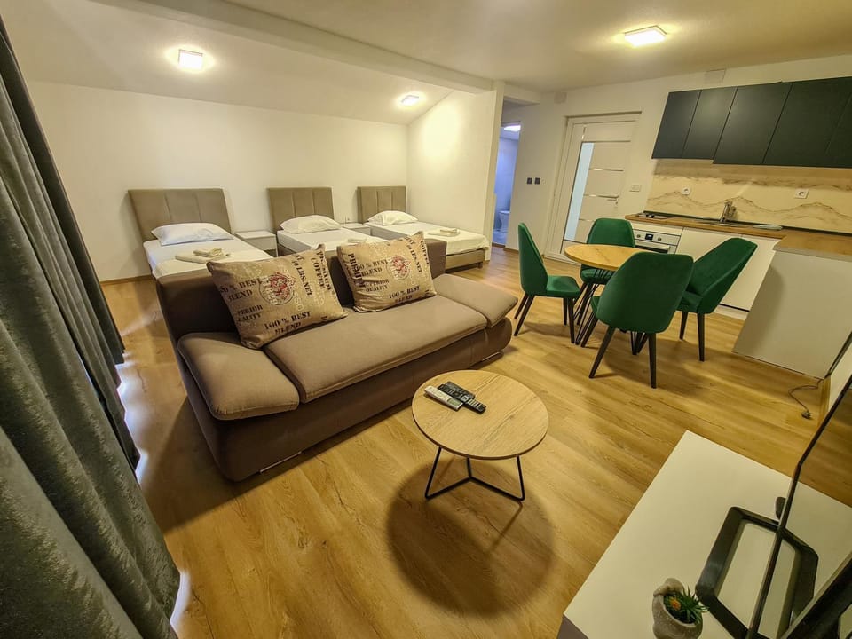 TV and multimedia, Kitchen or kitchenette, Living room, Seating area, Dining area