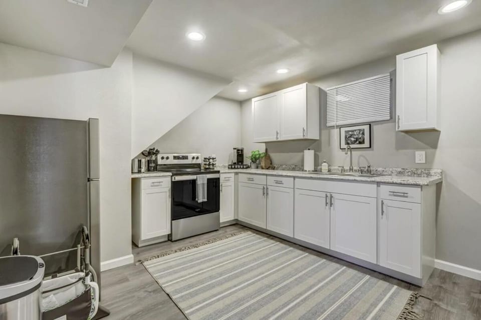 Cheerful Cove - Cozy Basement Centrally Located Apartment in Colorado Springs
