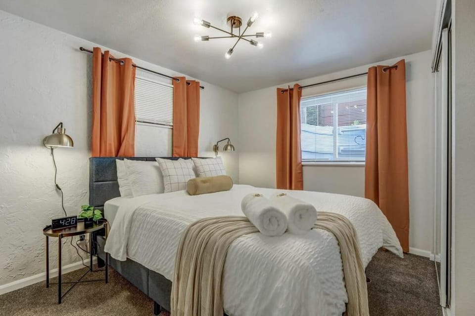 Cheerful Cove - Cozy Basement Centrally Located Apartment in Colorado Springs