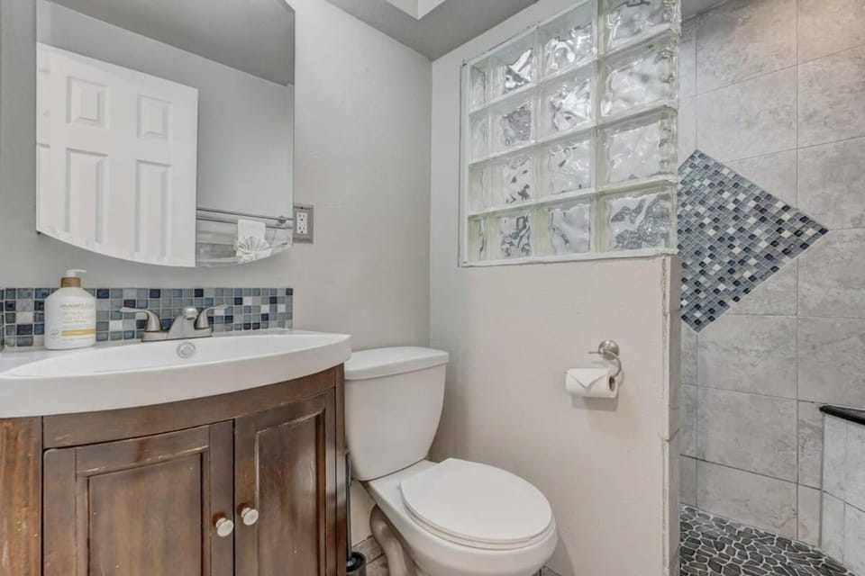 Cheerful Cove - Cozy Basement Centrally Located Apartment in Colorado Springs