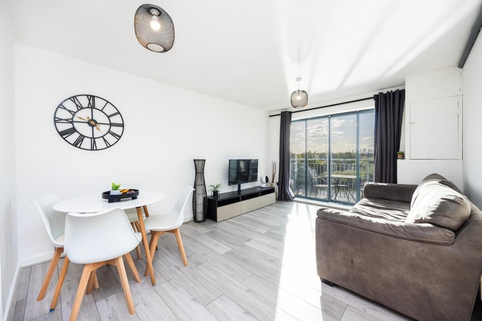 Communal lounge/ TV room, TV and multimedia, Living room, Seating area, Dining area, Evening entertainment