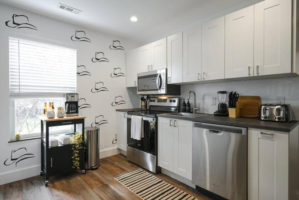 Coffee/tea facilities, Kitchen or kitchenette, dishwasher, oven, stove, toaster