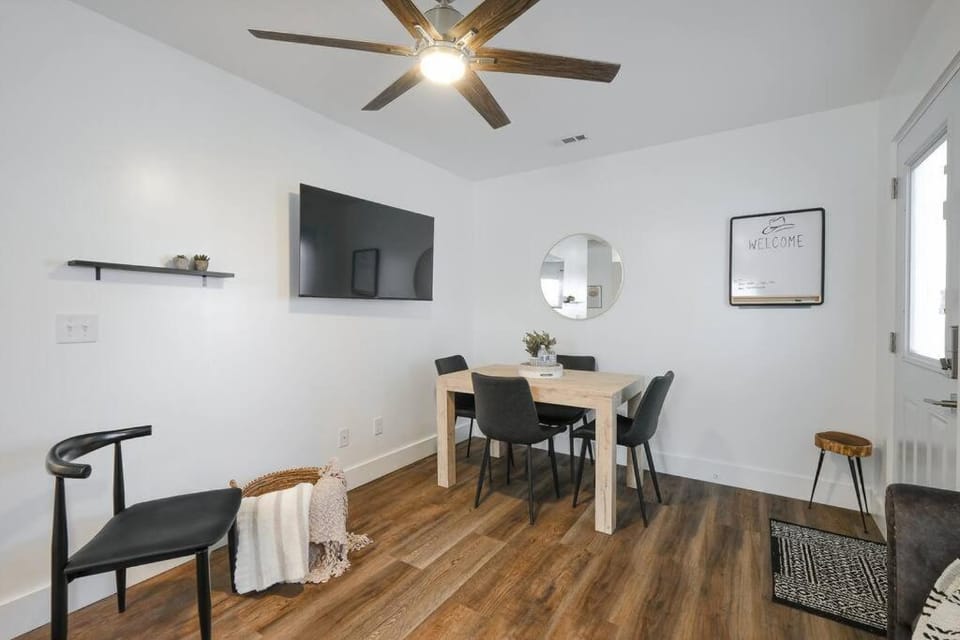 TV and multimedia, Living room, Seating area, Dining area