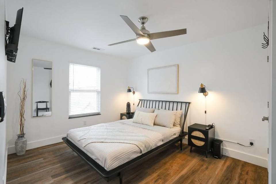 Bed, TV and multimedia, Photo of the whole room, Bedroom