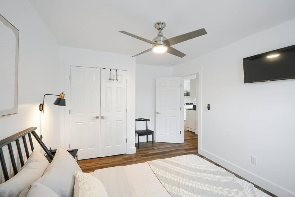 Bed, TV and multimedia, Bedroom