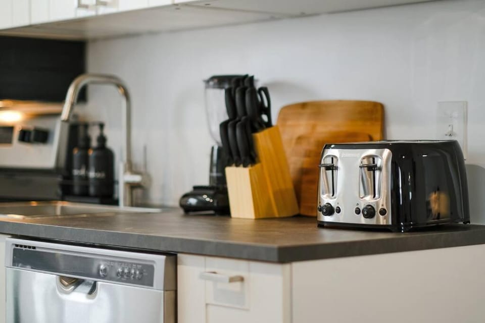 Coffee/tea facilities, Kitchen or kitchenette, stove, toaster