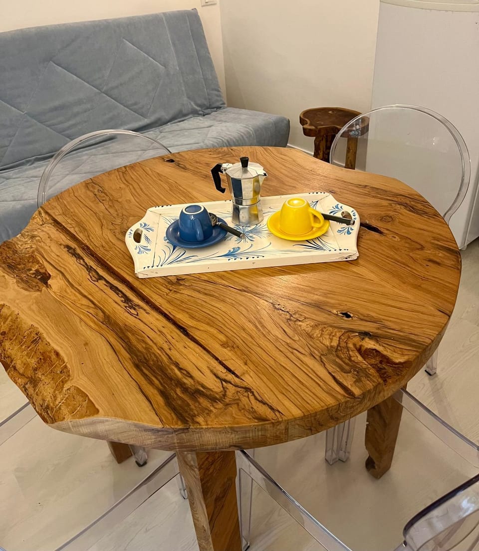 Living room, Food and drinks, Dining area, Food, Continental breakfast