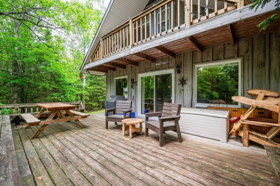 Rustic cabin w Games near Lake and National Park Cabin in Northern Bruce Peninsula