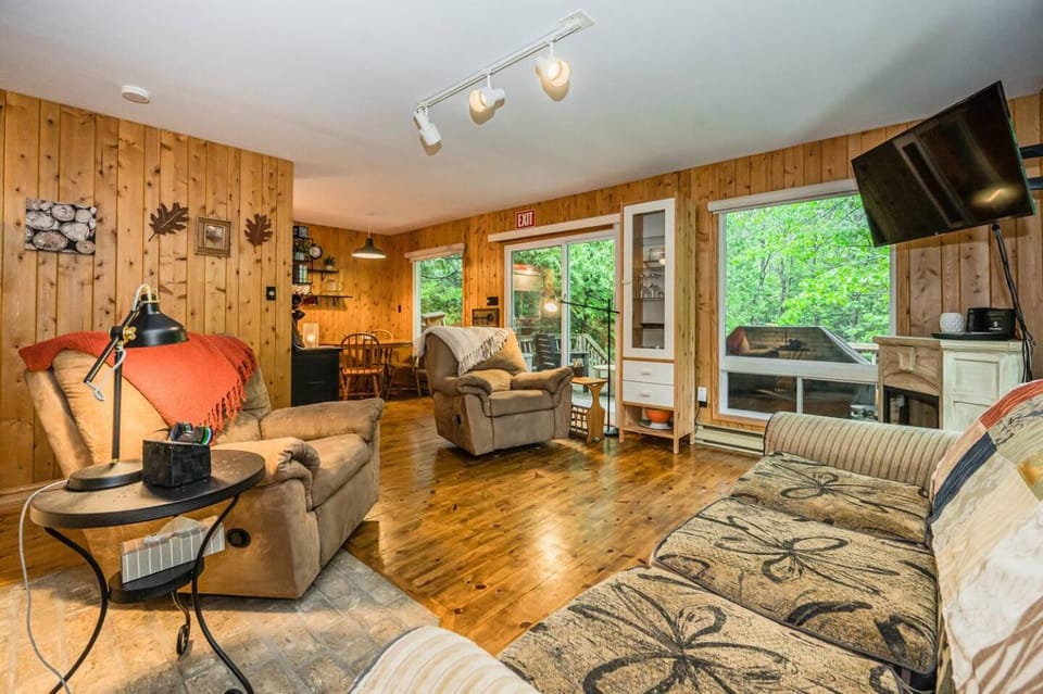 Rustic cabin w Games near Lake and National Park Cabin in Northern Bruce Peninsula
