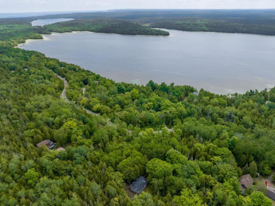 Rustic cabin w Games near Lake and National Park Cabin in Northern Bruce Peninsula