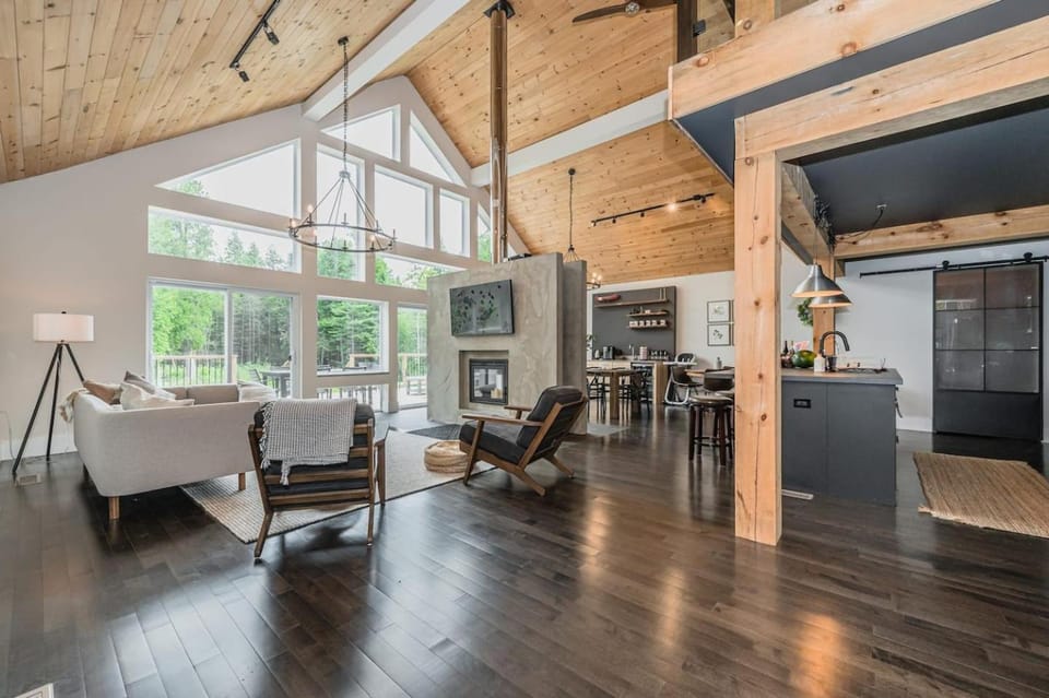 Luxury Tobermory Retreat Modern Home and Hot Tub House in Northern Bruce Peninsula