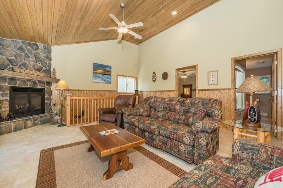 Waterfront w sauna, hot tub and boat slip House in Northern Bruce Peninsula