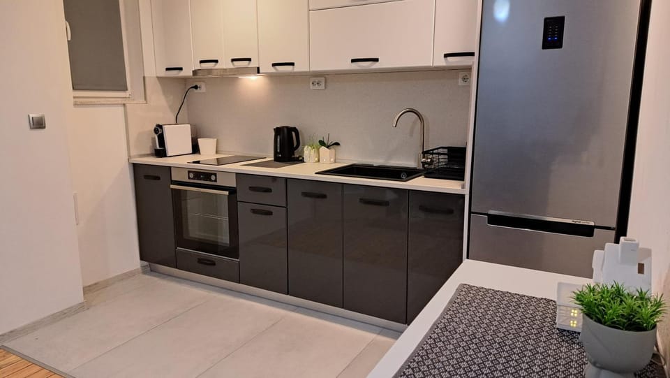 Coffee/tea facilities, Kitchen or kitchenette, oven, stove