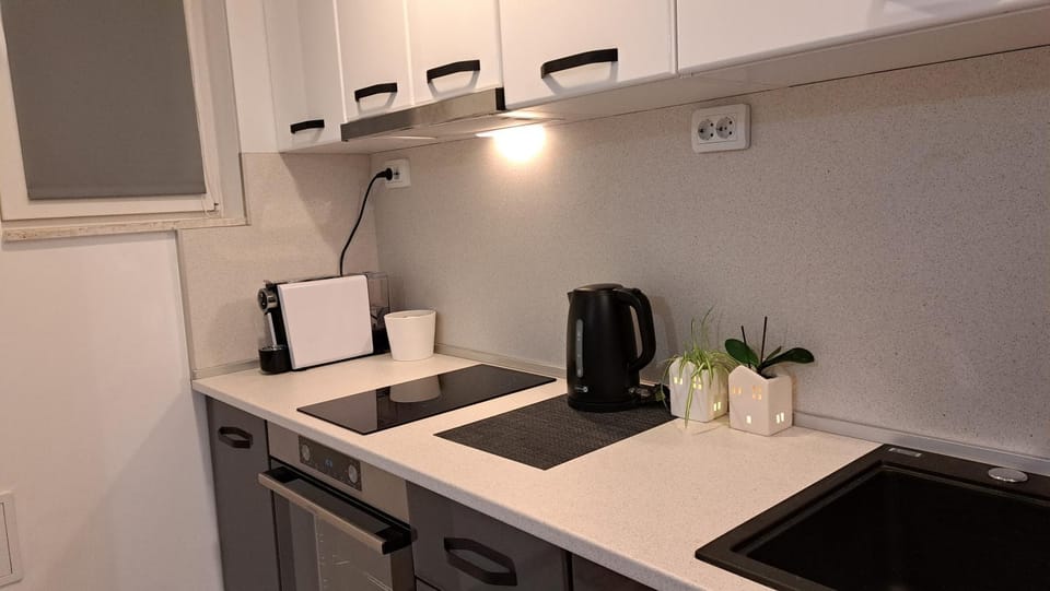 Coffee/tea facilities, Kitchen or kitchenette, stove