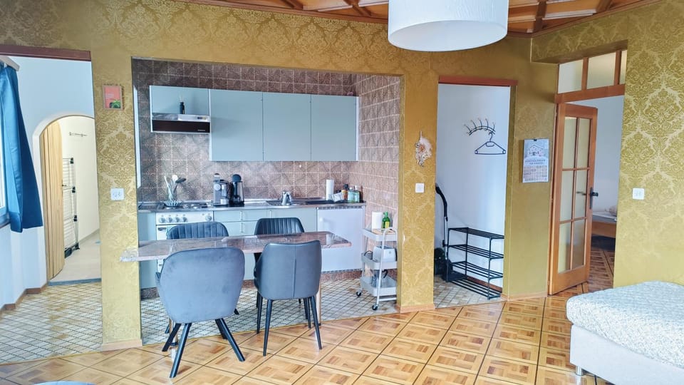 Kitchen or kitchenette, Dining area, oven, stove