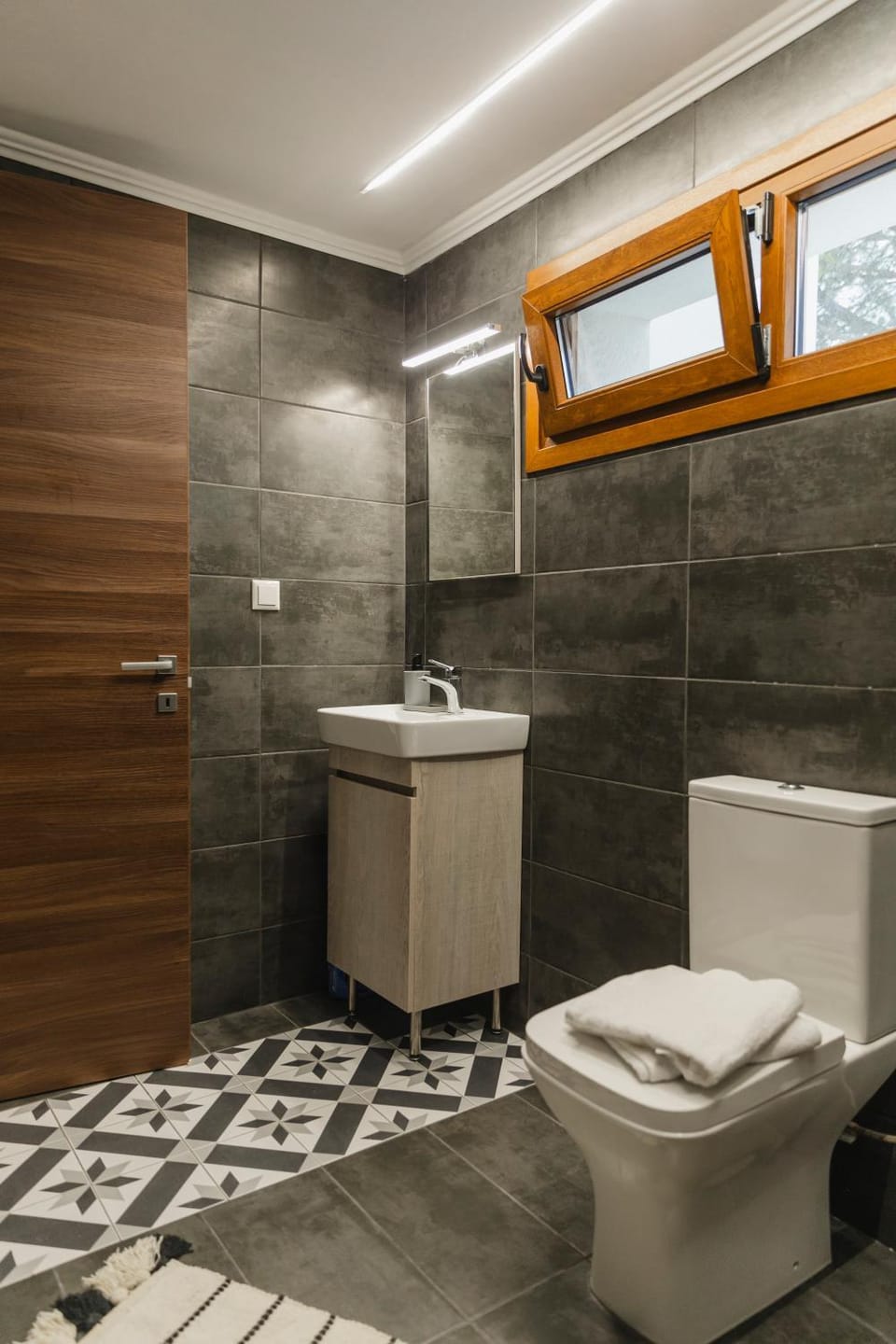 Toilet, Bathroom, towels