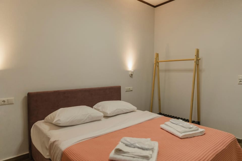 Bed, Bedroom, towels