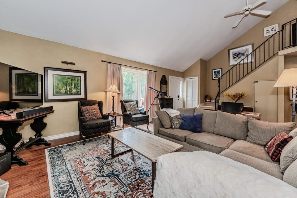 The Louise - Artistic Haven by the Beach House in South Bruce Peninsula