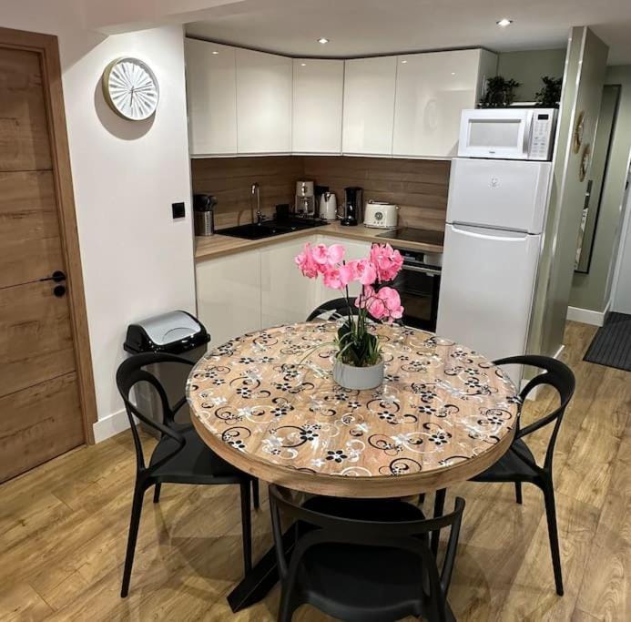 Kitchen or kitchenette, Dining area, oven, pet friendly, stove