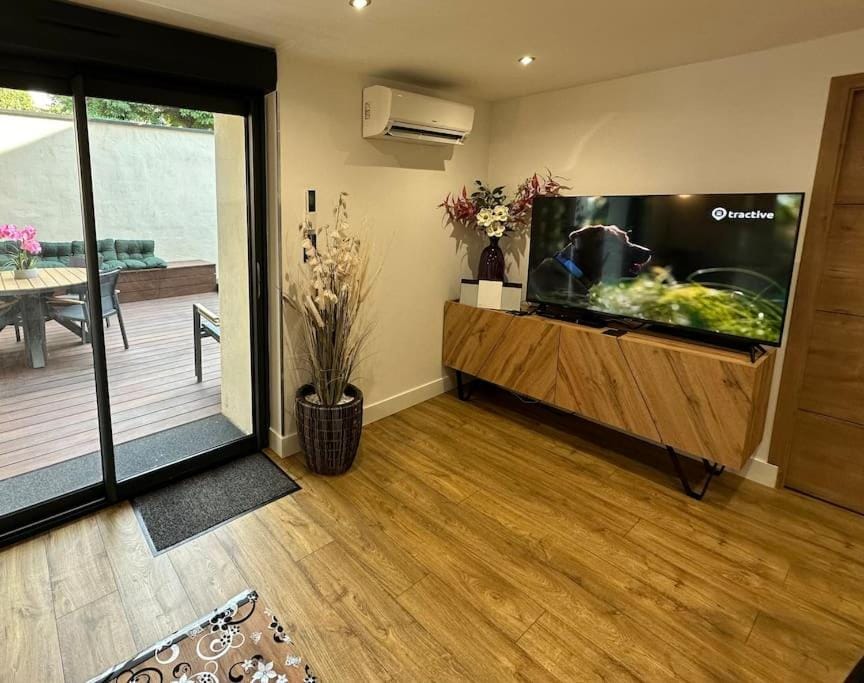Dining area, air conditioner