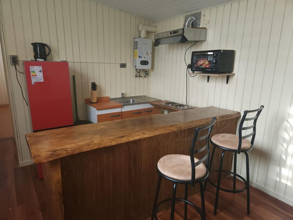 Kitchen or kitchenette, Dining area, oven