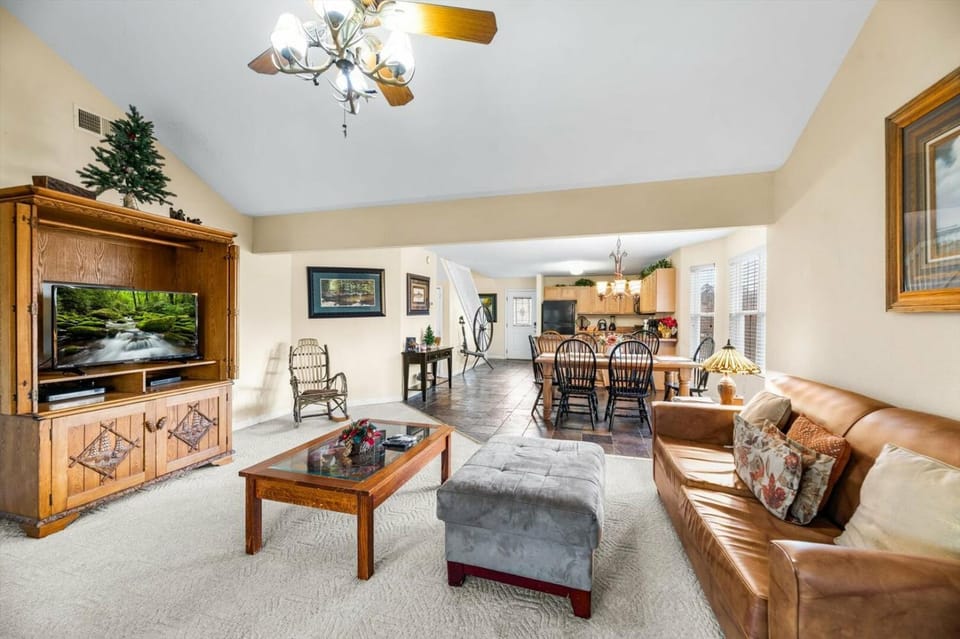 Hillbilly Hilton By Colonial Properties Chalet in Pigeon Forge