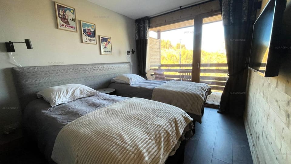 Bed, Living room, furniture