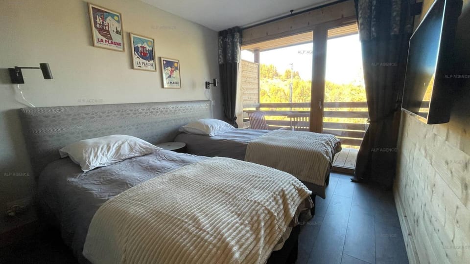Bed, Living room, furniture