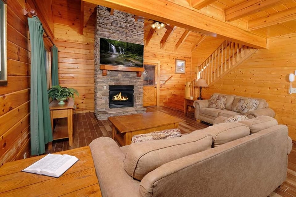 Among the Oaks Tucked Away, Close to Town Chalet in Pigeon Forge
