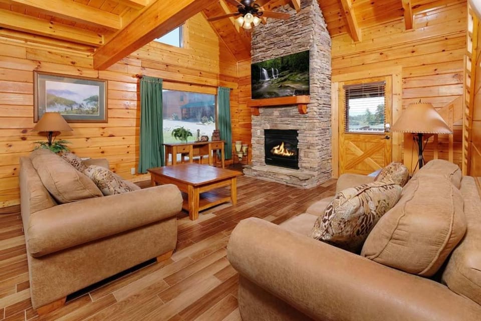 Among the Oaks Tucked Away, Close to Town Chalet in Pigeon Forge