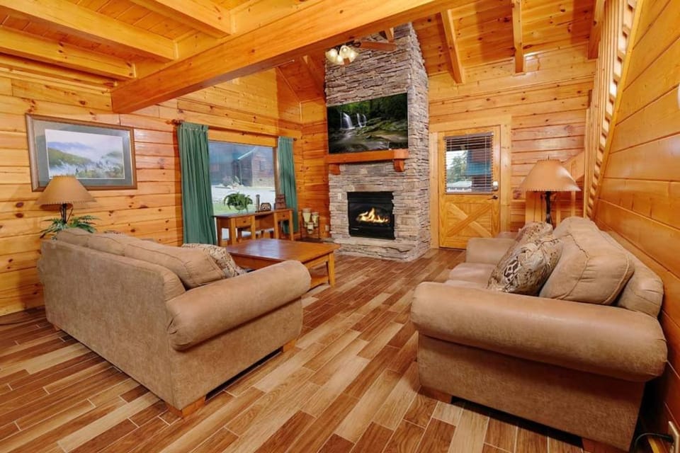 Among the Oaks Tucked Away, Close to Town Chalet in Pigeon Forge