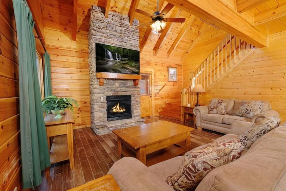 Among the Oaks Tucked Away, Close to Town Chalet in Pigeon Forge