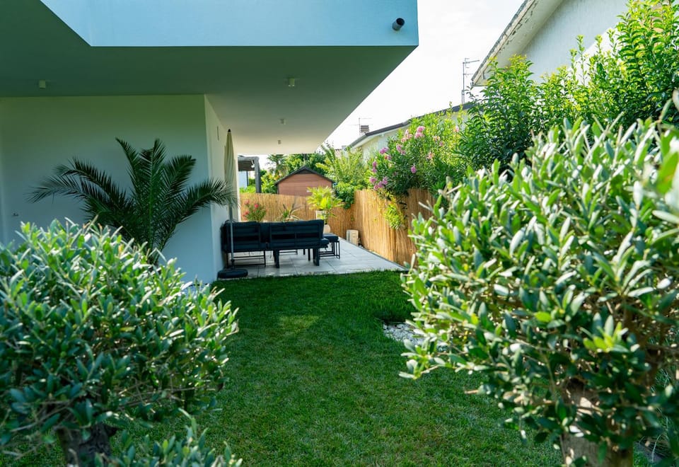 Spring, Balcony/Terrace, Garden view