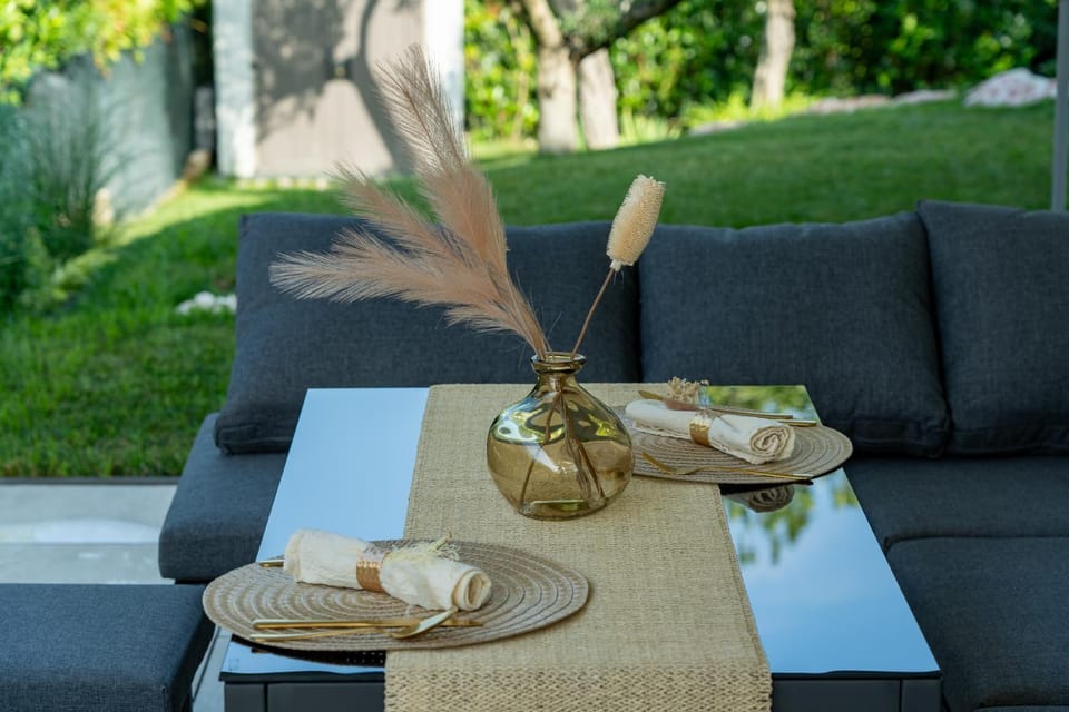 Balcony/Terrace, Seating area, Dining area, Food, Garden view