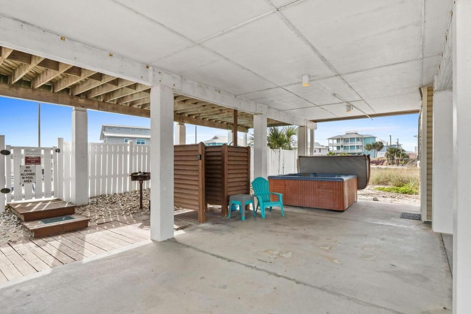 Dream Chaser-Private Pool-Hot Tub-Pets-Directly across from boardwalk to beach House in Saint George Island
