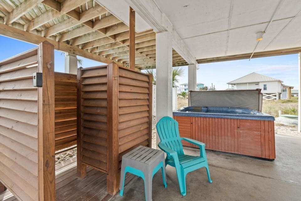 Dream Chaser-Private Pool-Hot Tub-Pets-Directly across from boardwalk to beach House in Saint George Island