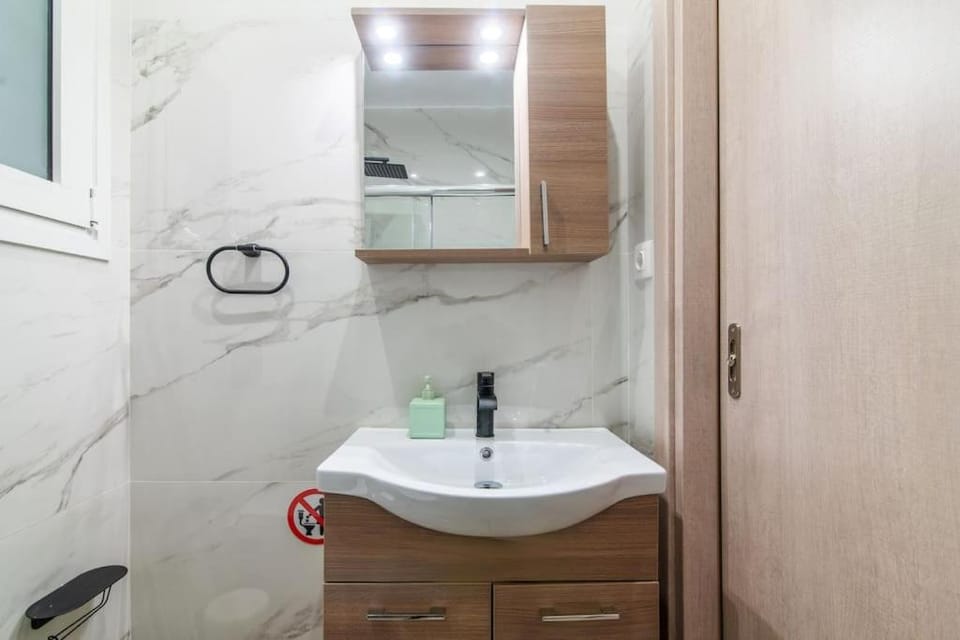 Charming Apartment with an Athenian feel in Psyri Apartment in Athens