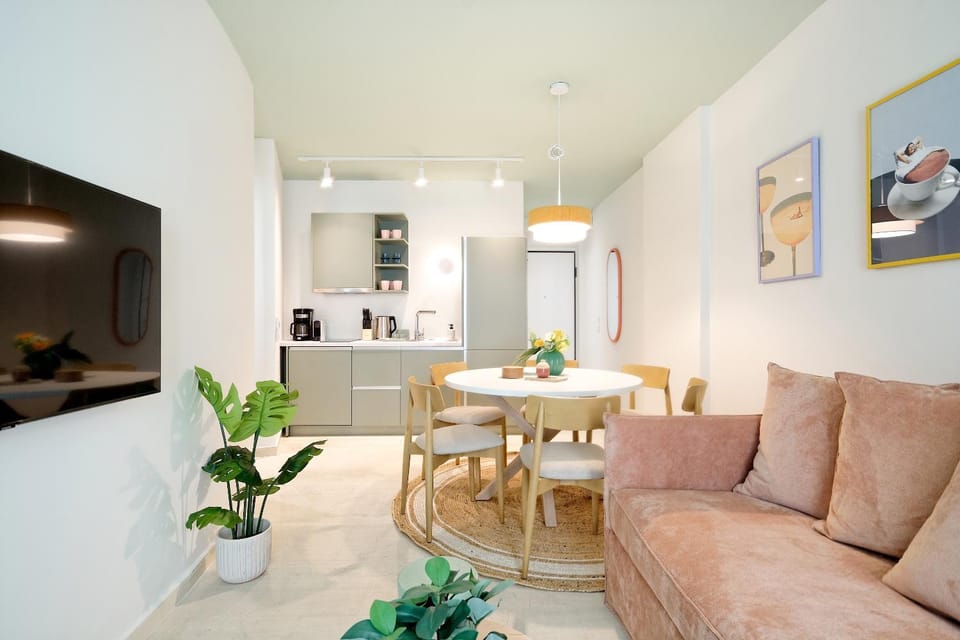TV and multimedia, Kitchen or kitchenette, Living room, Seating area, Dining area