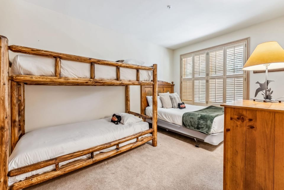Mountain Escape Hot Tub + Walk to Town House in Breckenridge