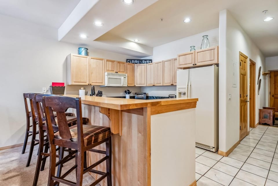 Mountain Escape Hot Tub + Walk to Town House in Breckenridge