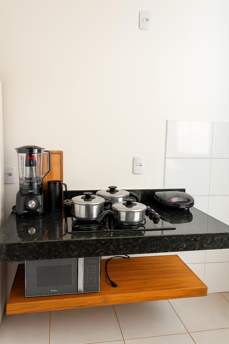 Coffee/tea facilities, Kitchen or kitchenette, minibar, stove