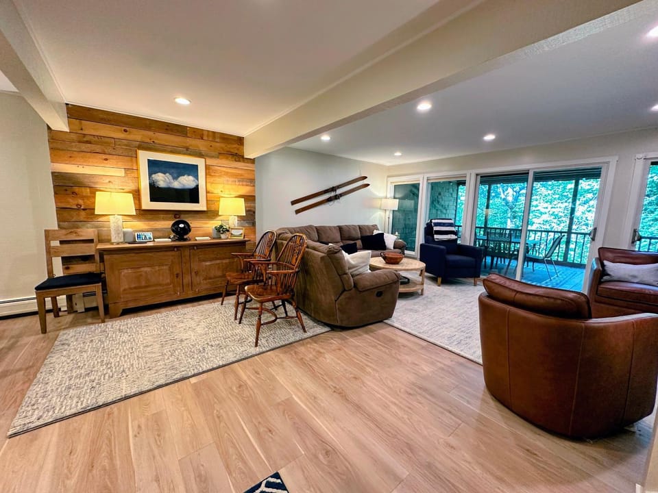 R8 Luxury Bretton Woods Ski-In Ski-out townhome next to beginner ski area w fast wifi and keyless entry House in Carroll