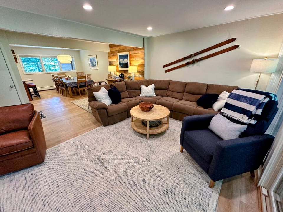 R8 Luxury Bretton Woods Ski-In Ski-out townhome next to beginner ski area w fast wifi and keyless entry House in Carroll