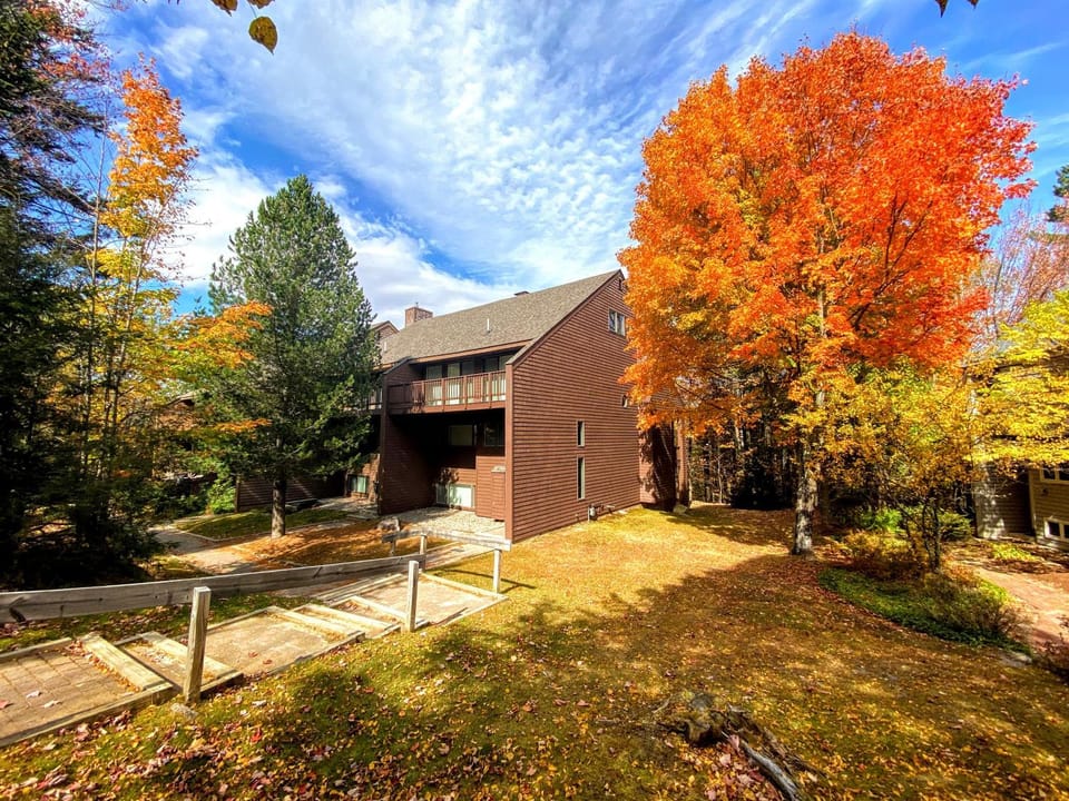 R8 Luxury Bretton Woods Ski-In Ski-out townhome next to beginner ski area w fast wifi and keyless entry House in Carroll