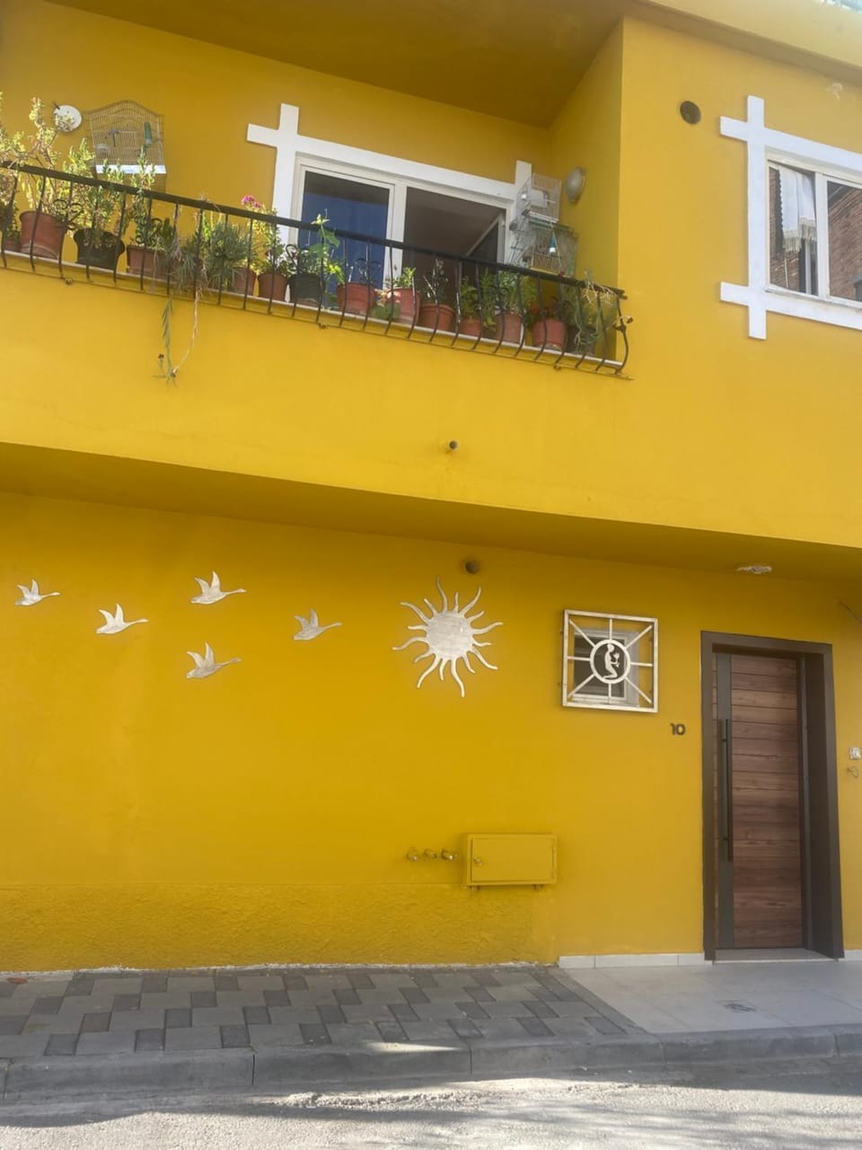 Cozy centrally located room for up to three or four guests family rooms 10 min walk from city center Apartment in Tirana