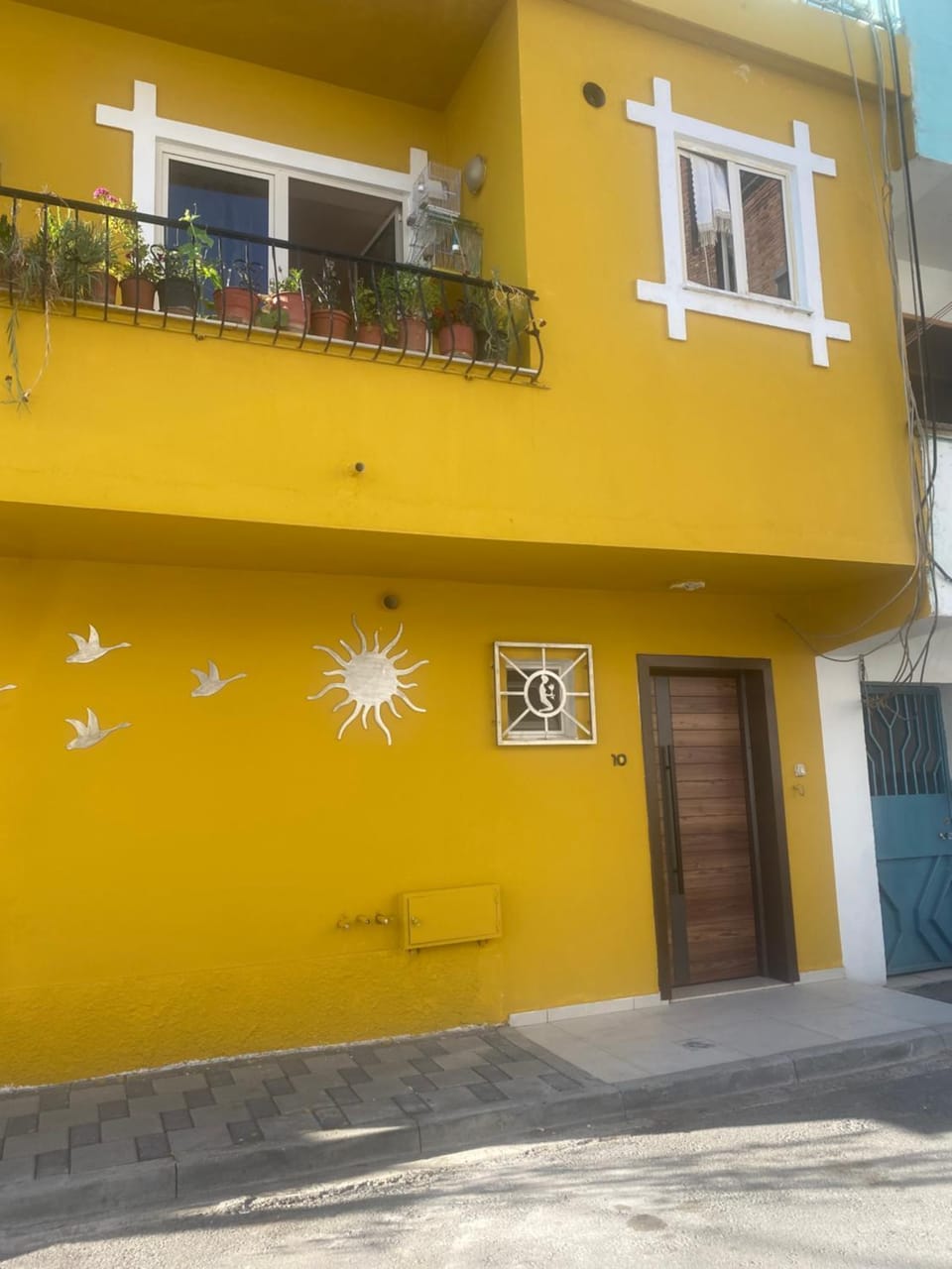 Cozy centrally located room for up to three or four guests family rooms 10 min walk from city center Apartment in Tirana